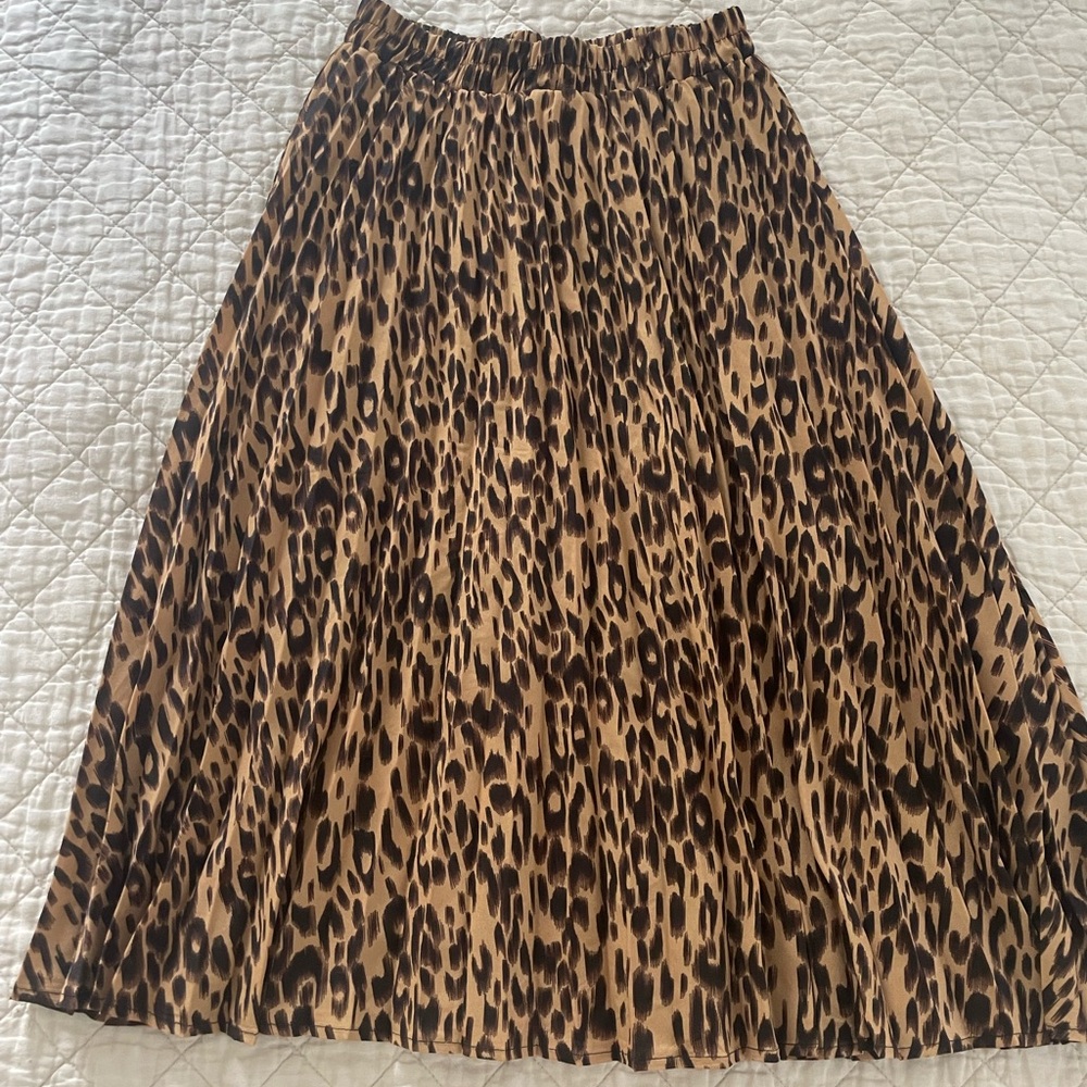 High waist pleated leopard skirt.